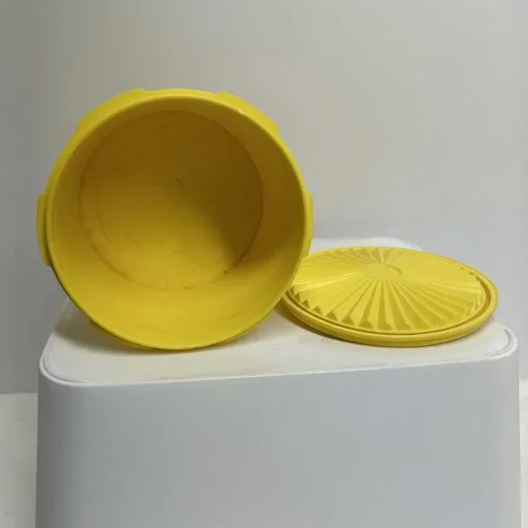 Vintage Tupperware 1204 Servalier Yellow 8 Cup Squat Round Canister With Lid - Picture 4 of 4
